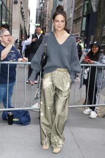 Katie Holmes feet photo thumbnail