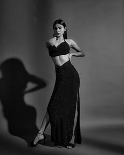Mouni Roy feet photo thumbnail