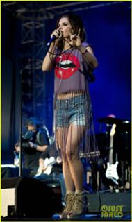 Lana Del Rey feet photo thumbnail