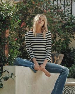 Charlotte McKinney feet photo thumbnail