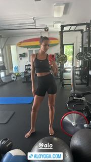 Lais Ribeiro feet photo thumbnail