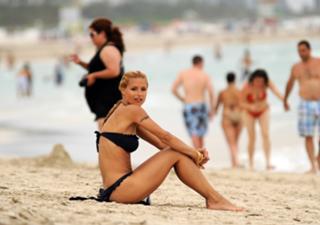 Michelle Hunziker feet photo thumbnail