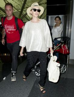 Kylie Minogue feet photo thumbnail