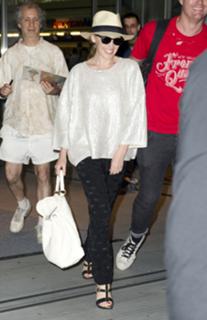 Kylie Minogue feet photo thumbnail
