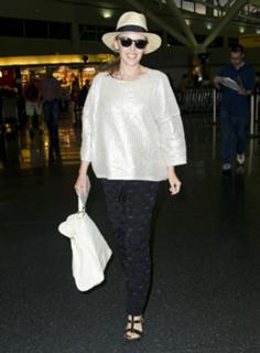 Kylie Minogue feet photo thumbnail