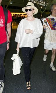 Kylie Minogue feet photo thumbnail