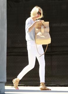 Cameron Diaz feet photo thumbnail