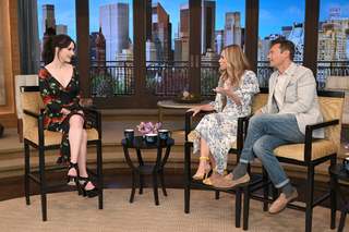 Kelly Ripa feet photo thumbnail