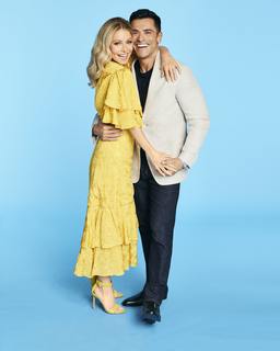 Kelly Ripa feet photo thumbnail
