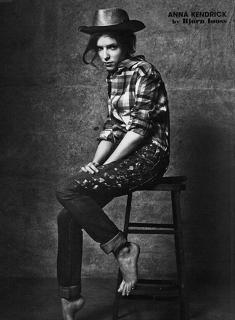 Anna Kendrick feet photo thumbnail