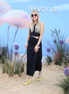 Emma Roberts feet photo thumbnail