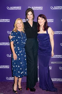 Angela Kinsey feet photo thumbnail