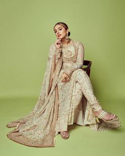 Huma Qureshi feet photo thumbnail