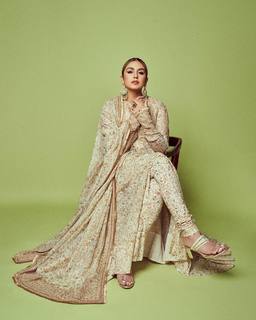 Huma Qureshi feet photo thumbnail