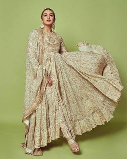 Huma Qureshi feet photo thumbnail