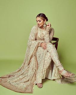 Huma Qureshi feet photo thumbnail