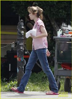 Emma Roberts feet photo thumbnail