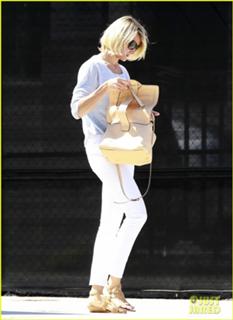 Cameron Diaz feet photo thumbnail