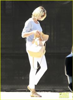 Cameron Diaz feet photo thumbnail