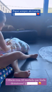 Larissa Manoela feet photo thumbnail