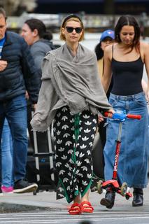 Claire Danes feet photo thumbnail