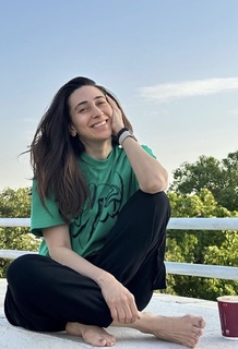 Karisma Kapoor feet photo thumbnail