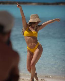 Julianne Hough feet photo thumbnail
