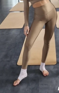Julia Wieniawa-Narkiewicz feet photo thumbnail