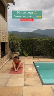 Larissa Manoela feet photo thumbnail