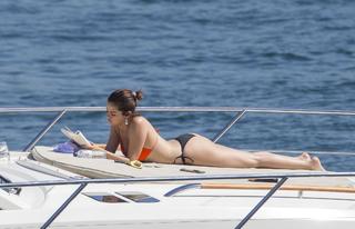 Selena Gomez feet photo thumbnail