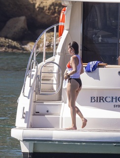Selena Gomez feet photo thumbnail