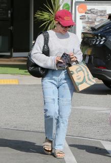 Hilary Duff feet photo thumbnail