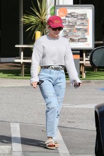 Hilary Duff feet photo thumbnail