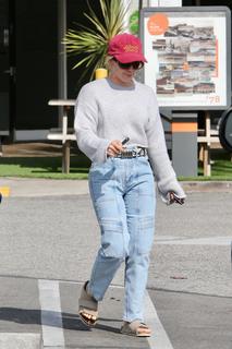 Hilary Duff feet photo thumbnail