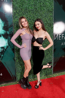 Victoria Justice feet photo thumbnail