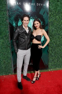 Victoria Justice feet photo thumbnail