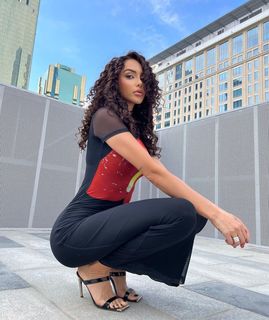 Nabilla Benattia feet photo thumbnail