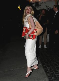 Elle Fanning feet photo thumbnail