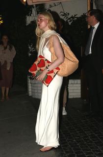 Elle Fanning feet photo thumbnail
