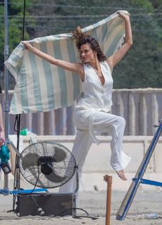 Alessandra Ambrosio feet photo thumbnail