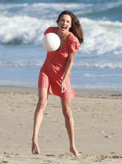 Alessandra Ambrosio feet photo thumbnail