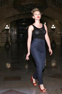 Scarlett Johansson feet photo thumbnail