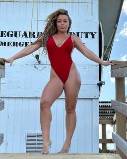 Amanda Saccomanno feet photo thumbnail