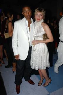 Scarlett Johansson feet photo thumbnail