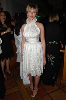 Scarlett Johansson feet photo thumbnail