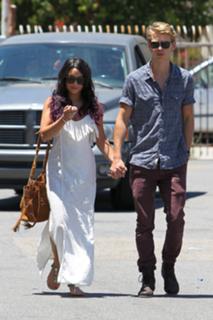 Vanessa Hudgens feet photo thumbnail