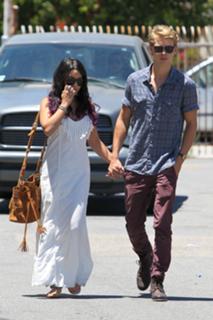 Vanessa Hudgens feet photo thumbnail