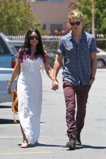 Vanessa Hudgens feet photo thumbnail