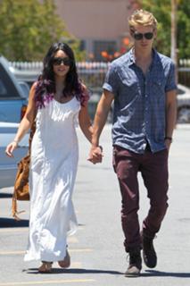 Vanessa Hudgens feet photo thumbnail