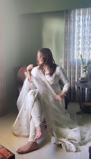 Huma Qureshi feet photo thumbnail